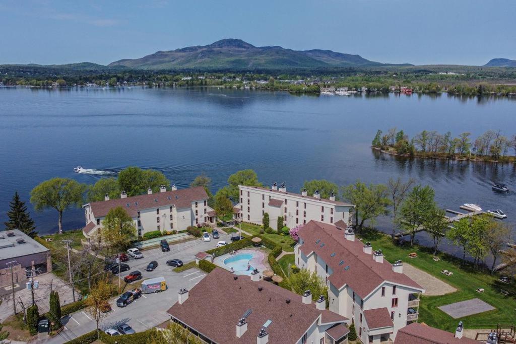 O'berge Du Village C304 - Bord De L'eau Apartment Magog